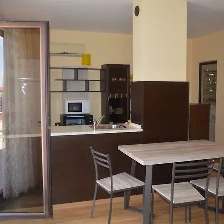 Bratanov Nobel Apartman Napospart